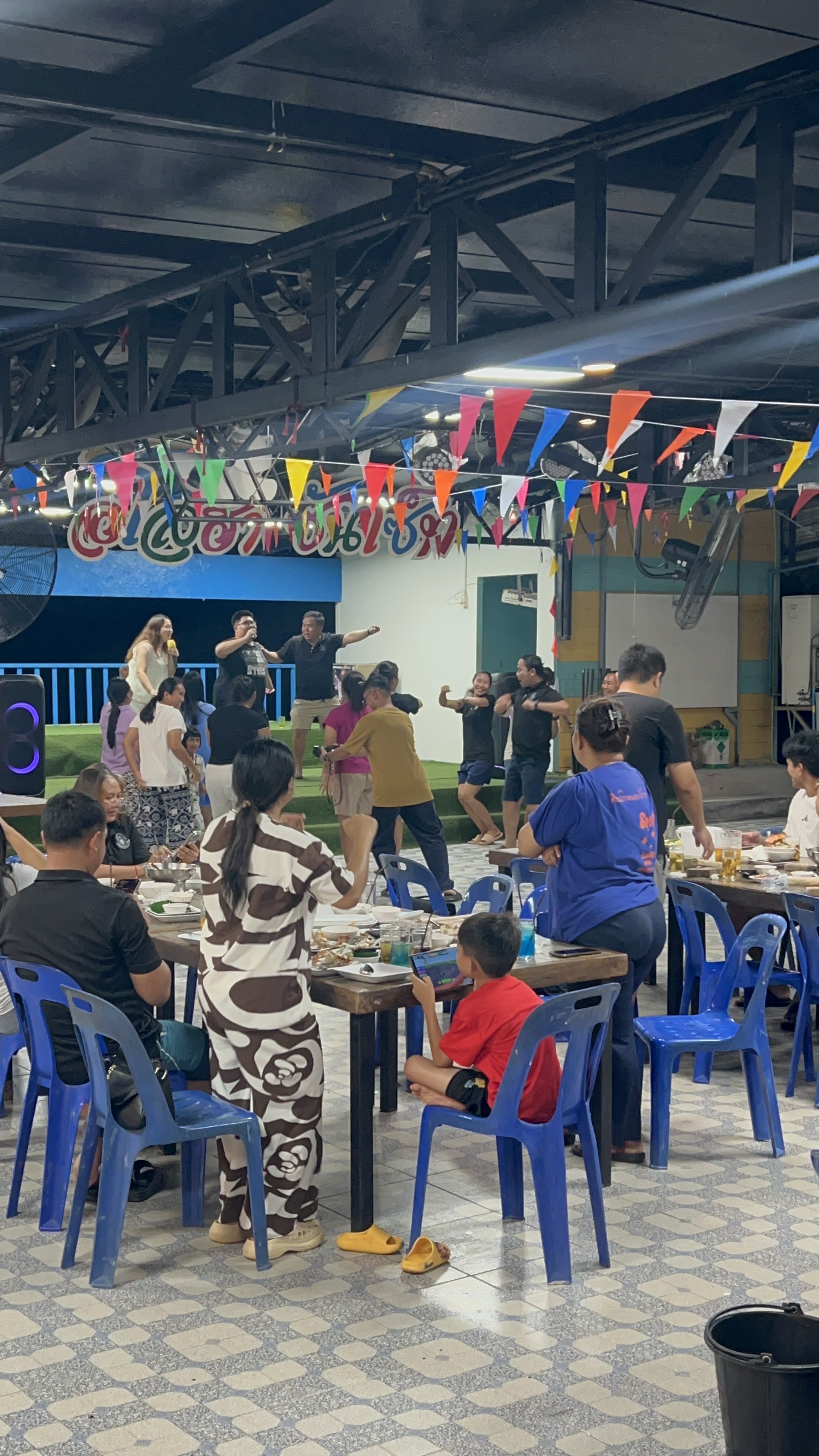 ลูกค้าร่วมร้องเพลงและสนุกกับกิจกรรมบนเวทีที่ Aloha Sunset