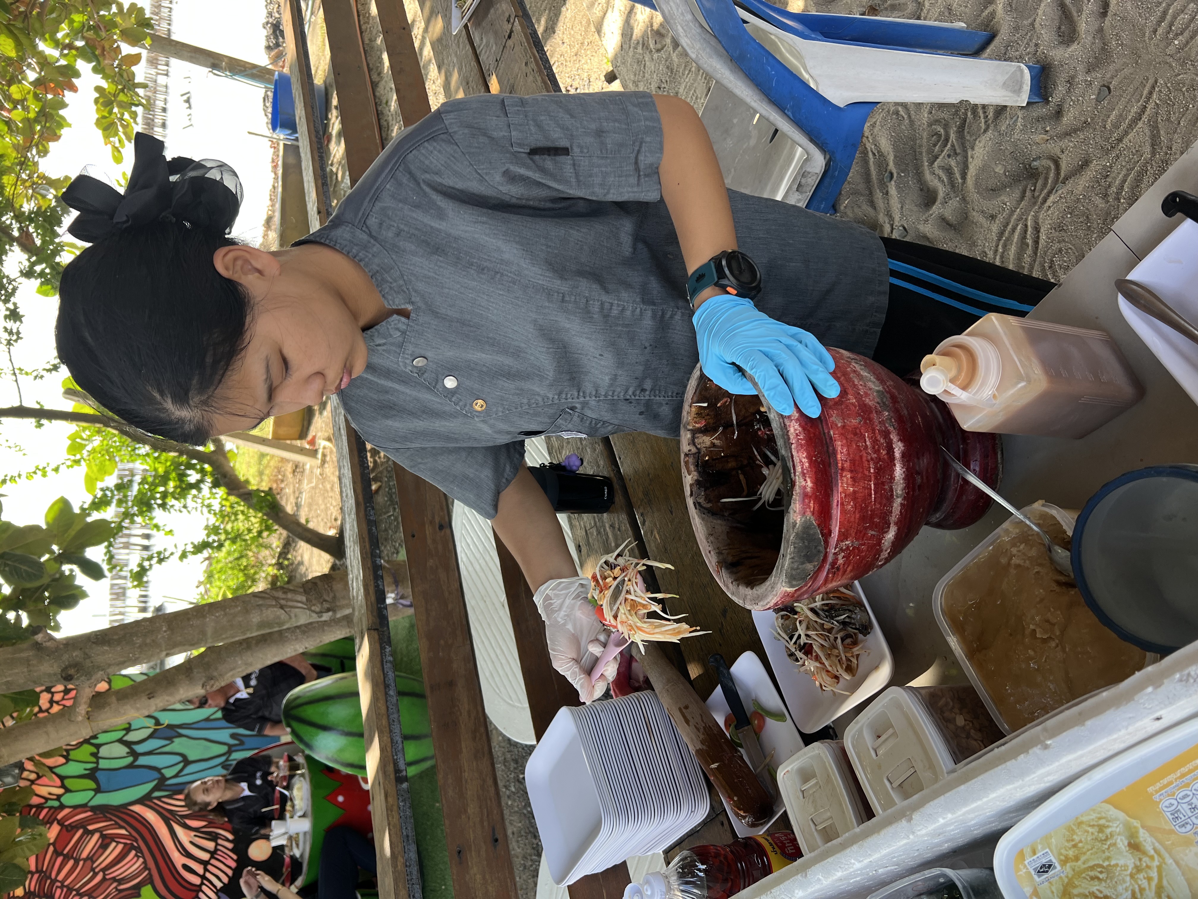 ครัวของเรากำลังตำส้มตำสดที่สถานีอาหาร