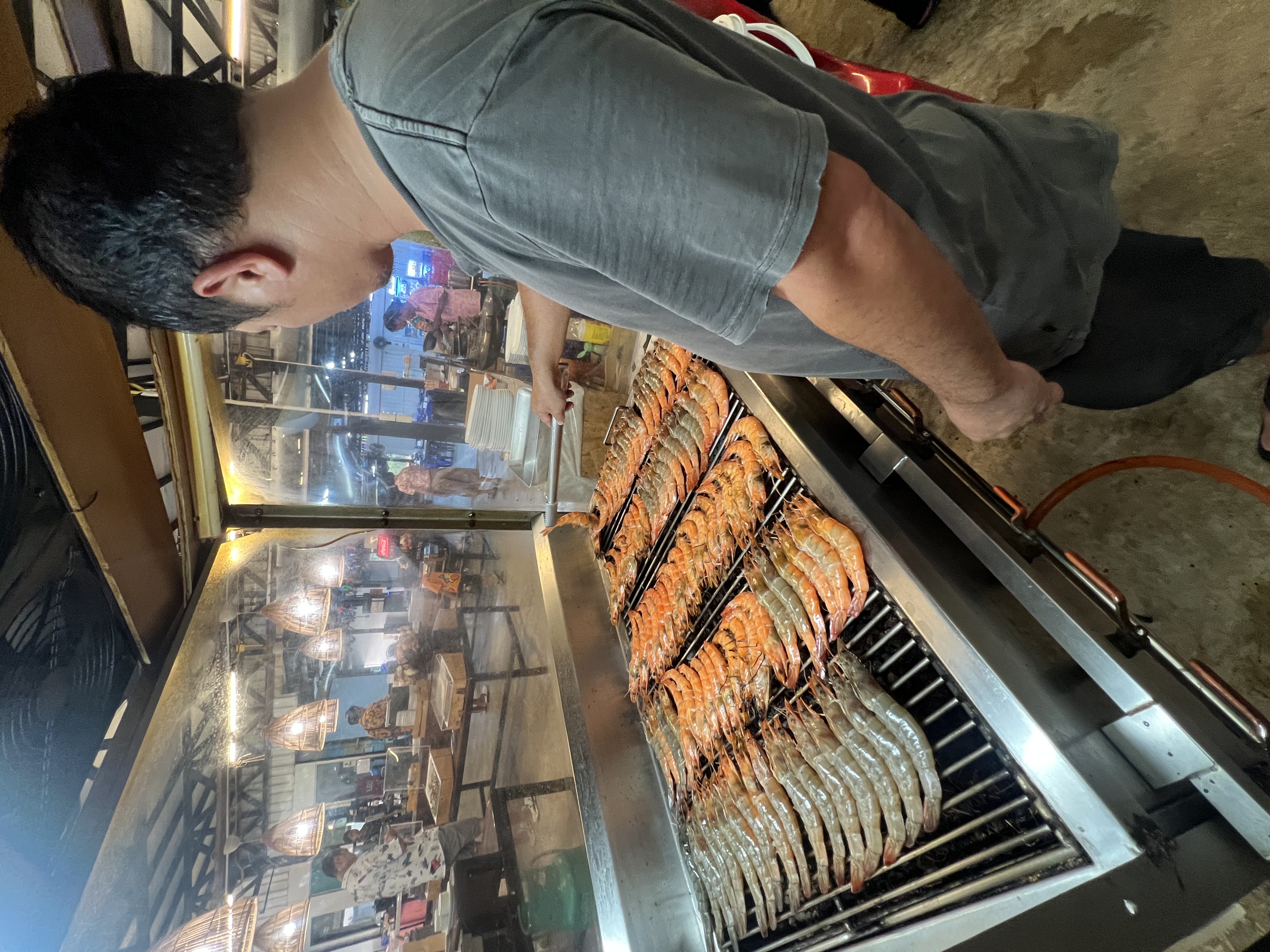 กุ้งกำลังย่างสดที่สถานีอาหาร