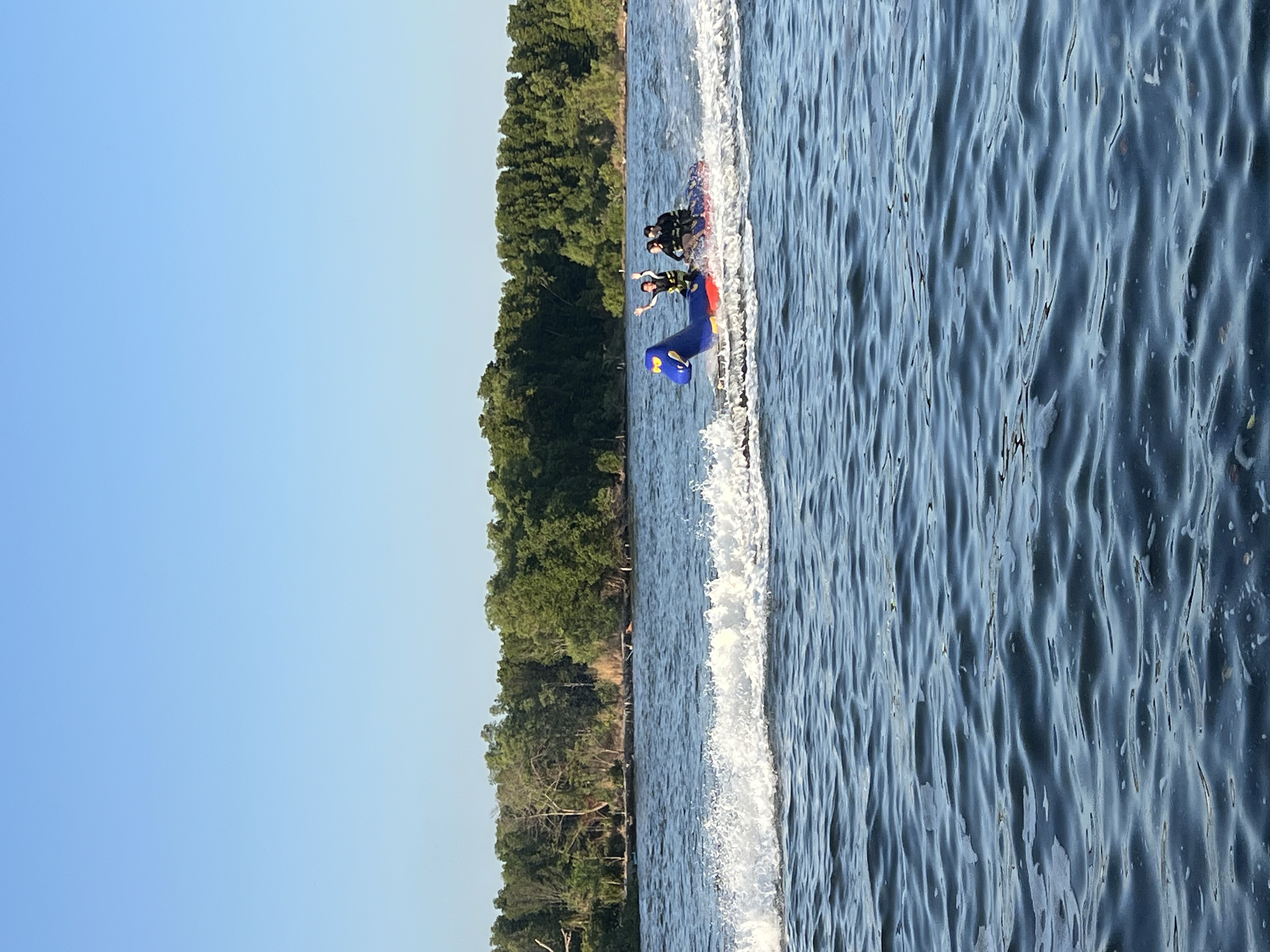 ผู้เข้าพักร่วมกิจกรรมทางน้ำท่ามกลางธรรมชาติที่ Aloha Sunset